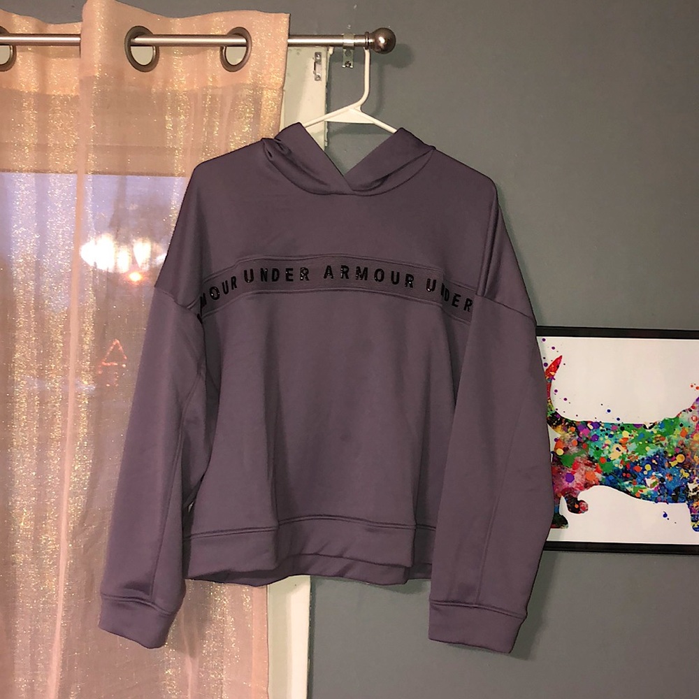 Size medium loose under armour sweatshirt